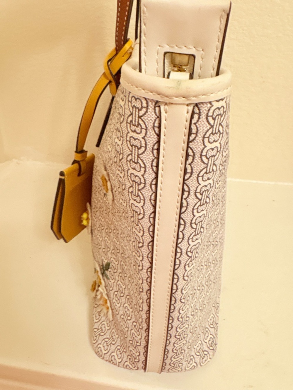 Limited Edition Tory Burch Gemini Tote Bag with Daisy Embroidery & Yellow Tag - Picture 7 of 16